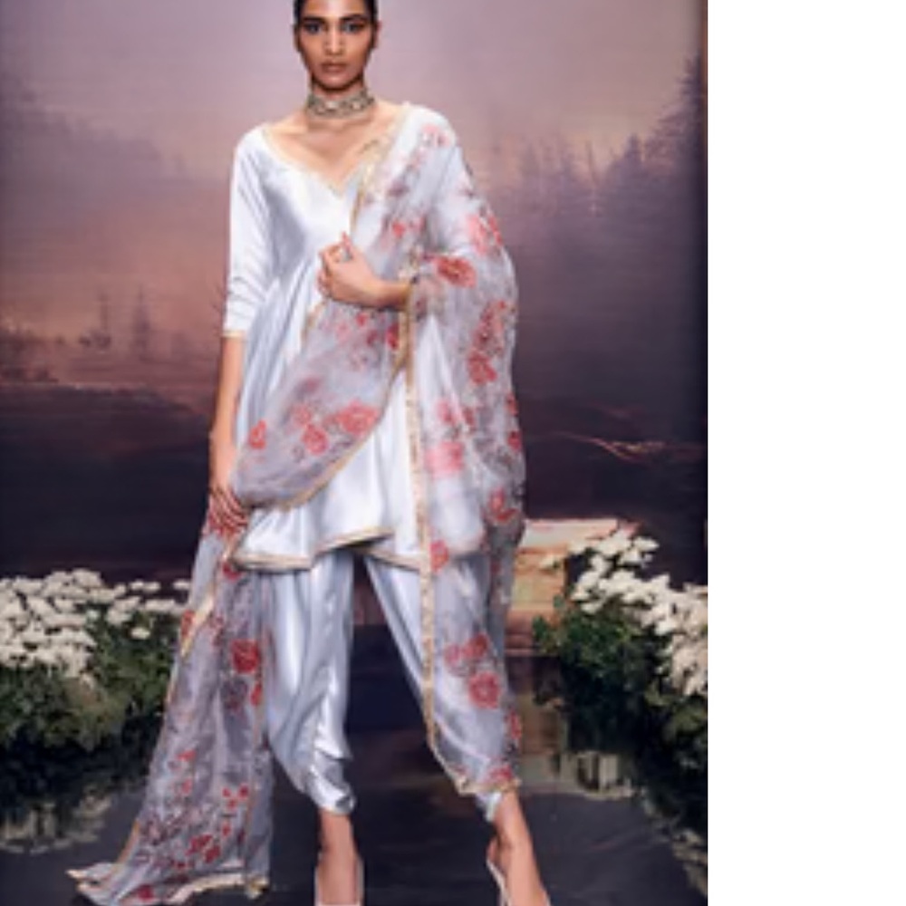 Elegant gray and Pink Salwar Kameez Lashkaraa